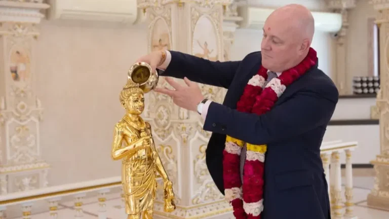 New Zealand Prime Minister Christopher Luxon Visits Swaminarayan Akshardham Temple in Delhi